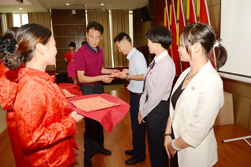 市城管局黨委副書(shū)記、常務(wù)副局長(zhǎng)給獲獎(jiǎng)選手頒獎(jiǎng).JPG