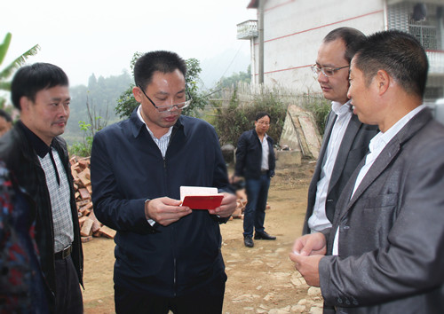 婁底市民政局黨組書(shū)記、局長(zhǎng)鄧志洪入戶(hù)核查救助資金打卡發(fā)放情況.jpg